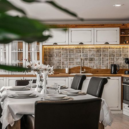 ברטיסלאבה Luxurious And Royal Apartment In The Old Town מראה חיצוני תמונה