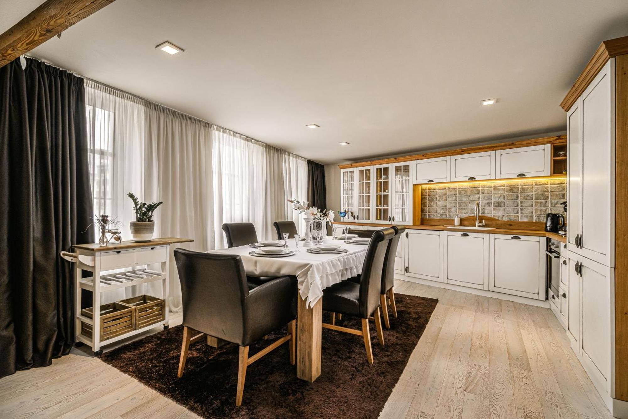 ברטיסלאבה Luxurious And Royal Apartment In The Old Town מראה חיצוני תמונה